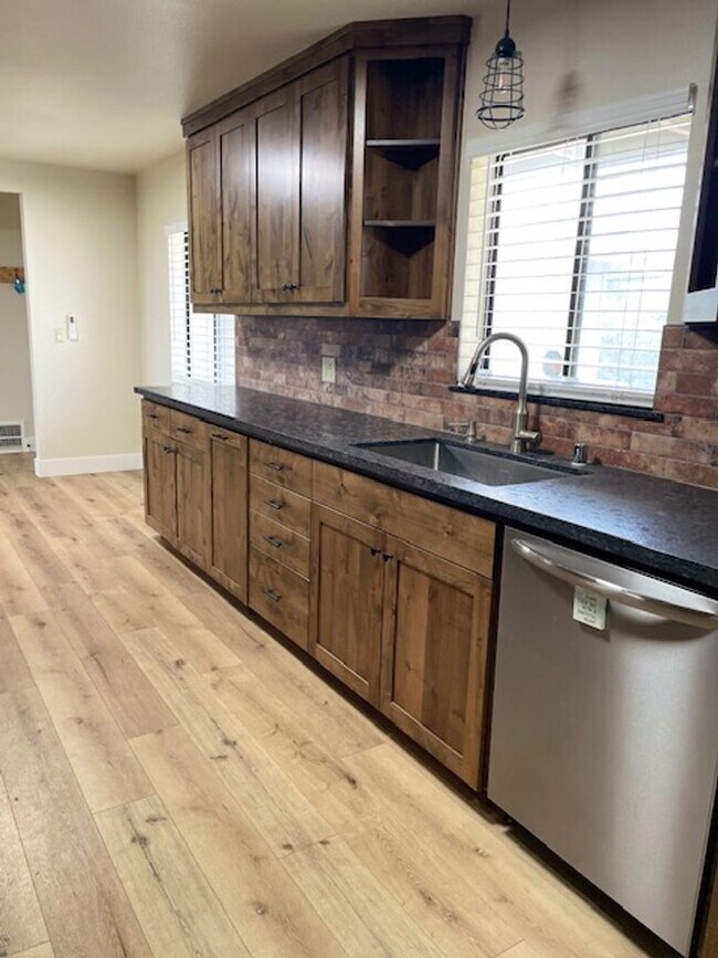 Building Photo - This Anderson Home is a Must See! Amazing Views of Lassen!