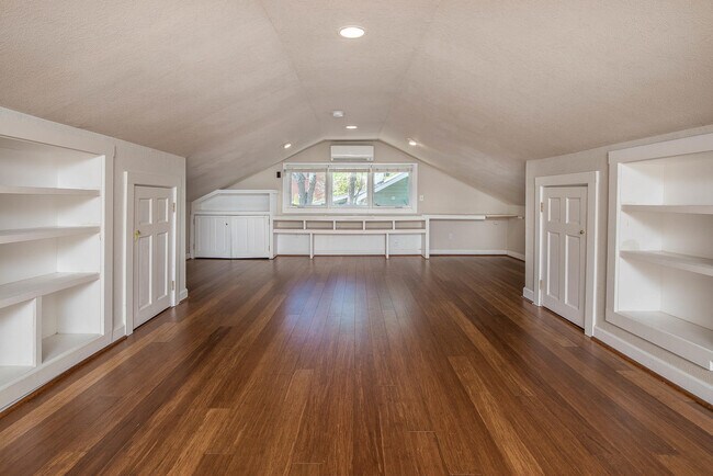Building Photo - Charming Craftsman Home in Montford
