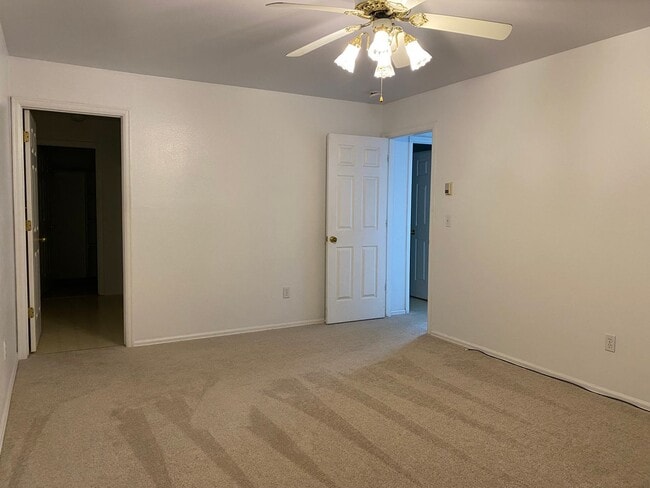 Building Photo - 2 Bed 2 Bath Townhome