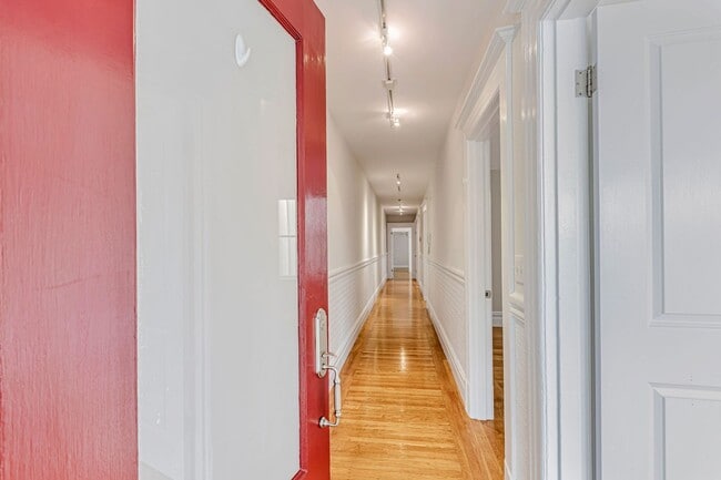 Building Photo - Stylish Top-Floor Two Bedroom and One and ...