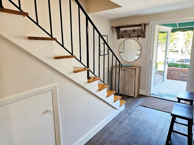 Building Photo - Seasonal Short-Term Venice Island Townhouse Steps from Venice Beach!