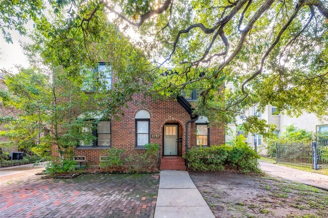 Building Photo - 1737 Albans Rd