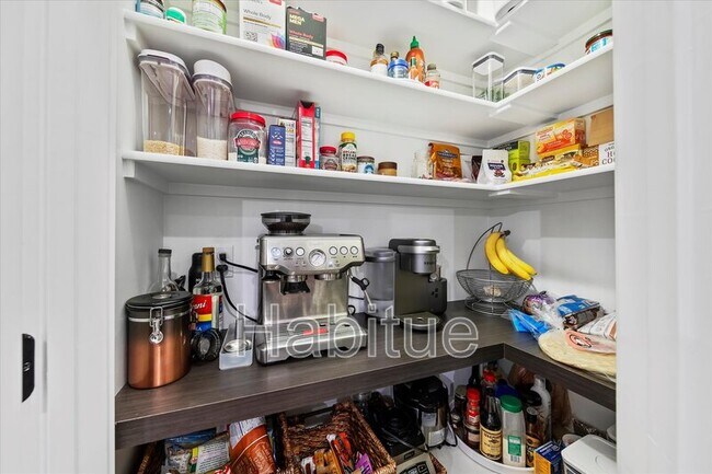 Building Photo - 917 E Bissett St