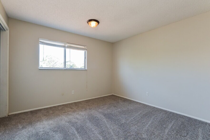 Building Photo - 490 Chicago Woods Cir