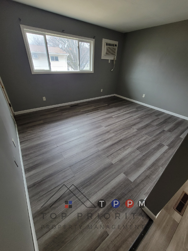 Building Photo - 1 Bedroom | 1 Bathroom Upper Unit in Water...