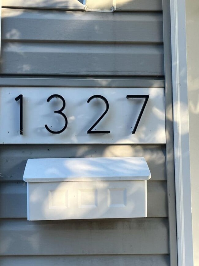 Building Photo - Beautifully Renovated Two Bedroom Highlands Home