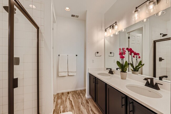 Building Photo - Modern Comfort in Castle Rock: 2-Bed, 2-Bath Home!!