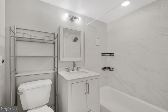 Building Photo - 3860 Lyndhurst Dr
