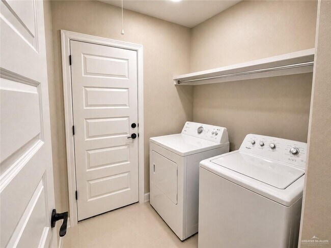 Building Photo - 13 E Imperial Oaks Dr