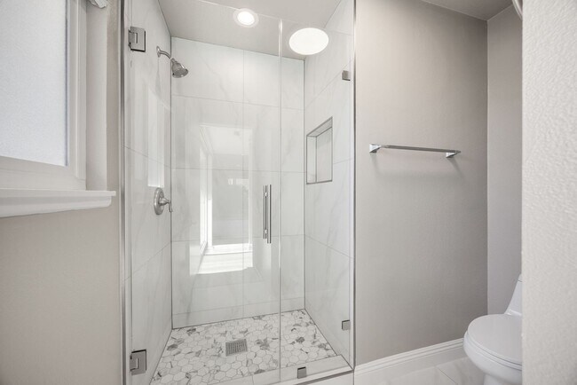 Building Photo - Beautifully upgraded 4-bedroom, 3.5-bathro...