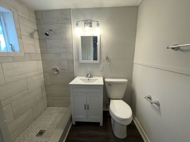 Building Photo - Newly Renovated 1 Bedroom, 1 Bathroom Apar...