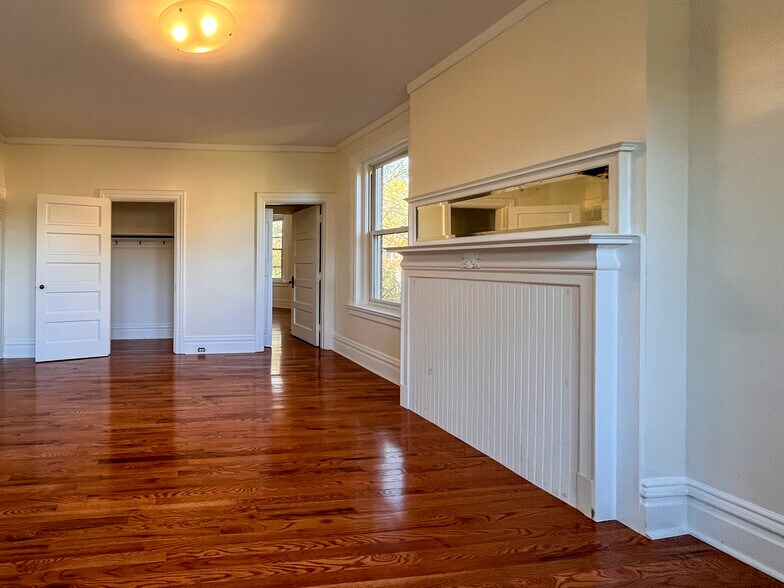 Building Photo - 926 Savannah Ave