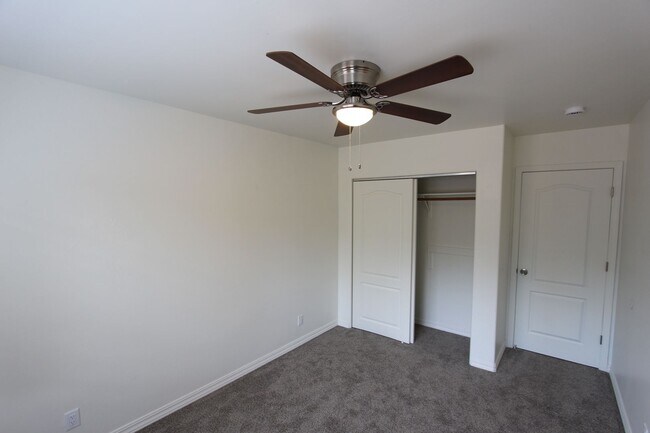 Building Photo - Remodeled End-Unit Townhome @ Village at Elk Run | 3 Bed, 2.5 Bath + 2-Car Garage