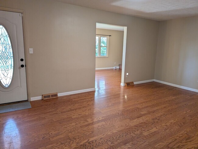 Building Photo - AVAILABLE NOW! Spacious 3 Bed / 2.5 Bath Home in Washington Twp with Basement!