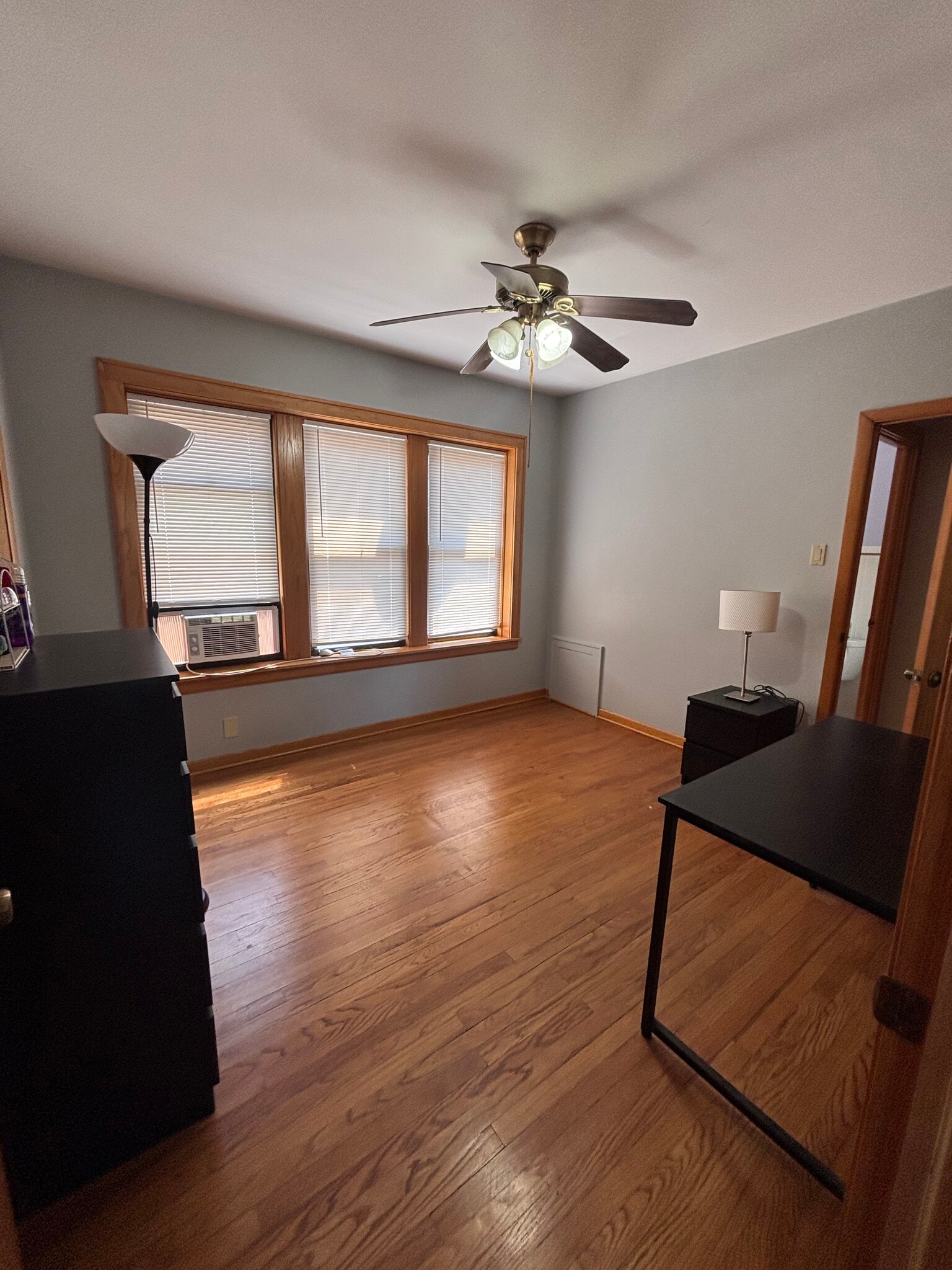 room 1 - 2421 W Hollywood Ave