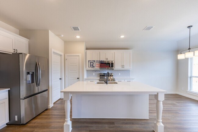 Building Photo - Spacious Glen Rose Home with Open Floorplan & Office Space