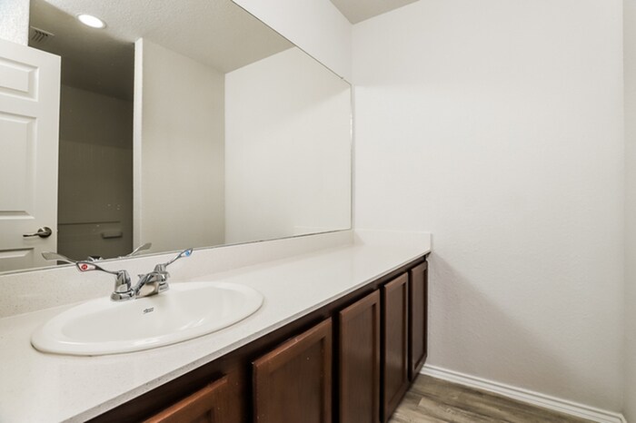 Building Photo - 10611 Hunters Pond
