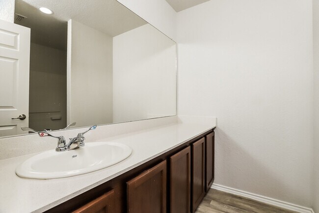 Building Photo - 10602 Hunters Pond