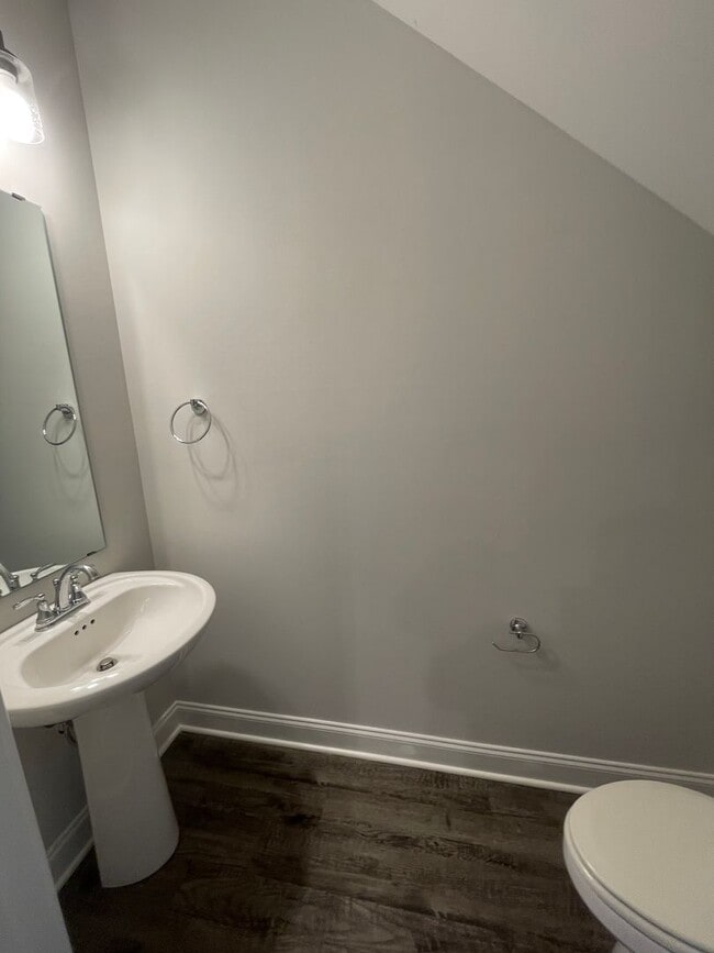 Building Photo - 2 Bed/2.5 Bath Townhome with Garage (Water/Sewer/Trash Included)