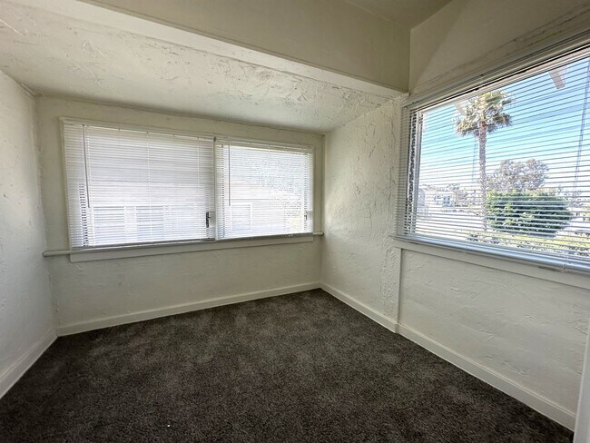 Building Photo - University Heights -Huge 1 Bedroom with Bonus Room/Bedroom and AC in Charming Vintage Building