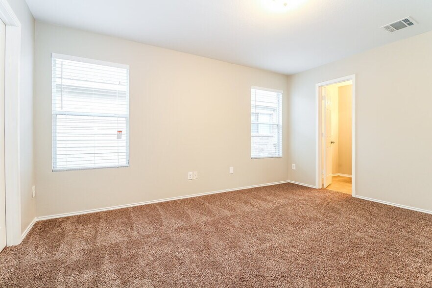 Building Photo - 1303 Macaw Ct