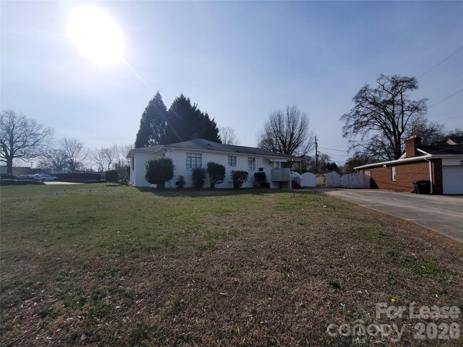 Building Photo - 1348 E Woodlawn Rd