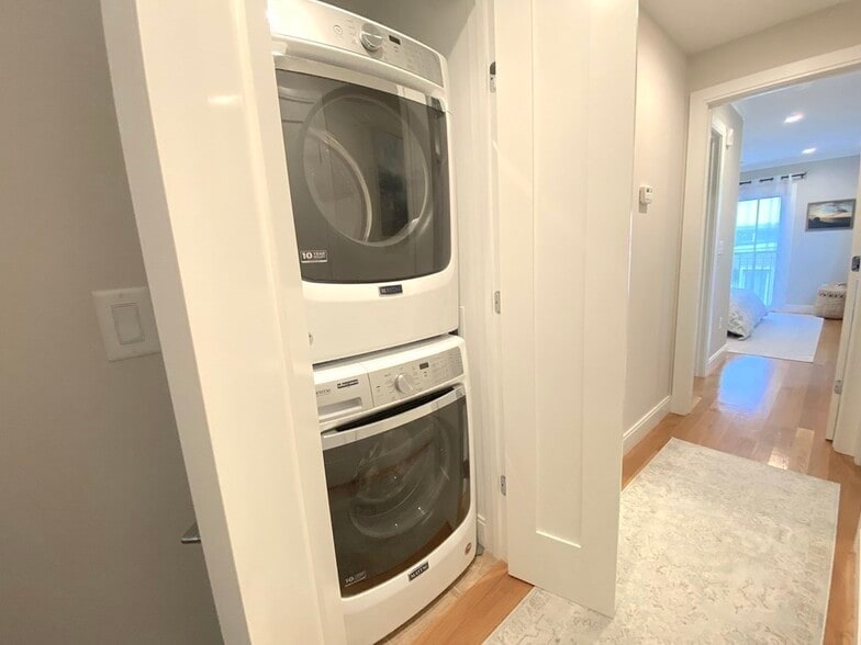 Building Photo - 362 Bunker Hill St