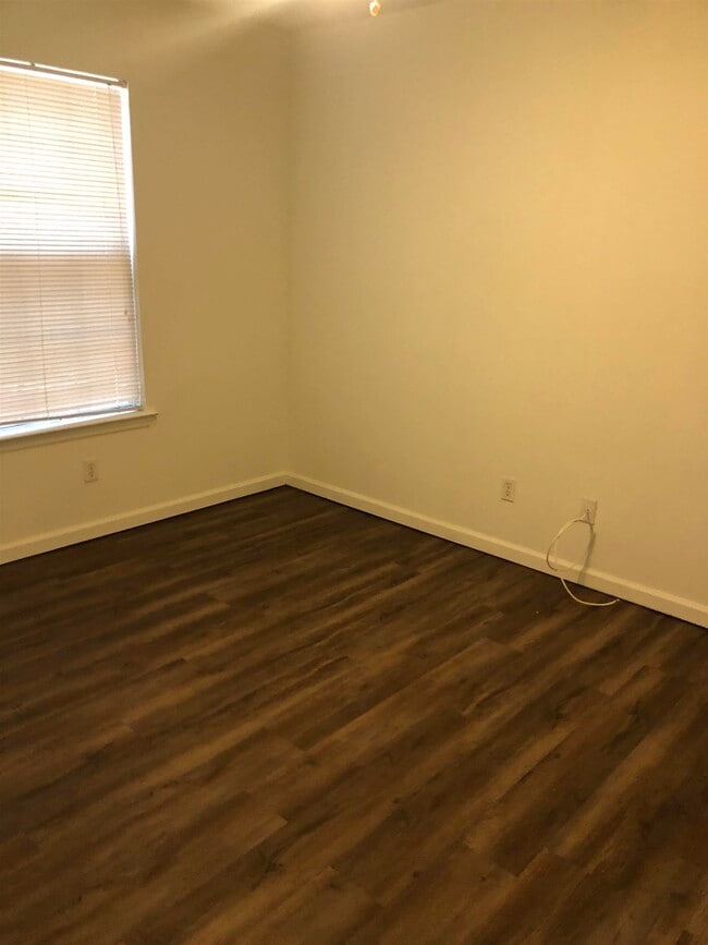 Building Photo - 2471 Wren Hollow Dr