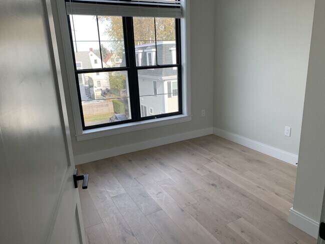 Building Photo - 165 Everett St