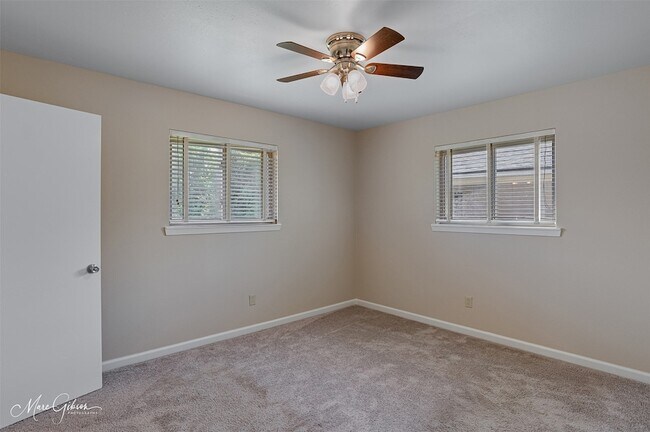 Building Photo - 2121 Venus Dr
