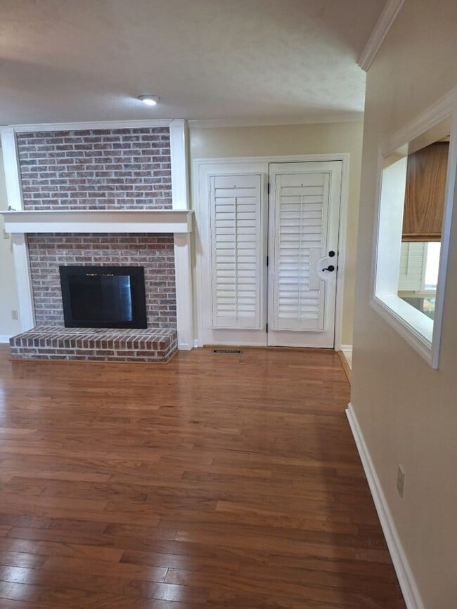 Building Photo - 4bd/3 bath located in desirable neighbor in Fox Den Subdivision in West Knoxville