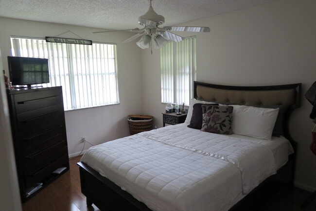 Building Photo - 6631 Via Regina