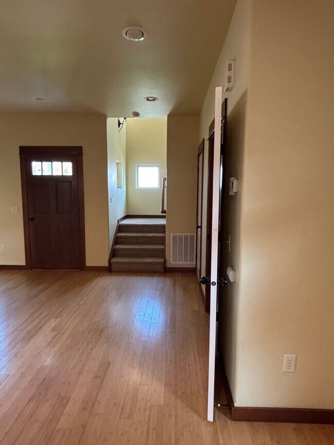 Building Photo - FIRST MONTH'S RENT FREE! New lower rent $1850