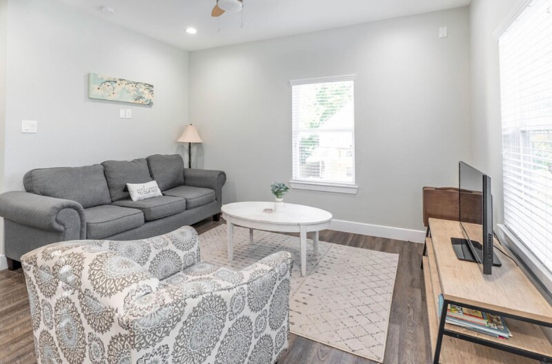 Building Photo - 144 W 5th St