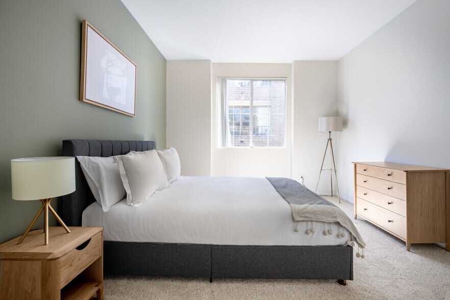 Building Photo - 2225 S Beverly Glen Blvd