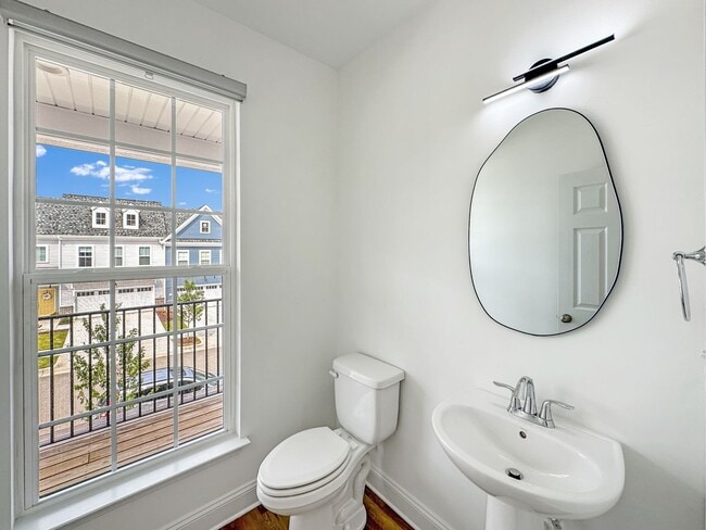 Building Photo - Breathtaking Townhome in Cosby Village!