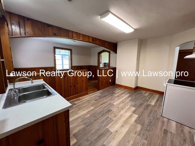 Building Photo - Quaint Two Bedroom Home By Christmas Tree Farm