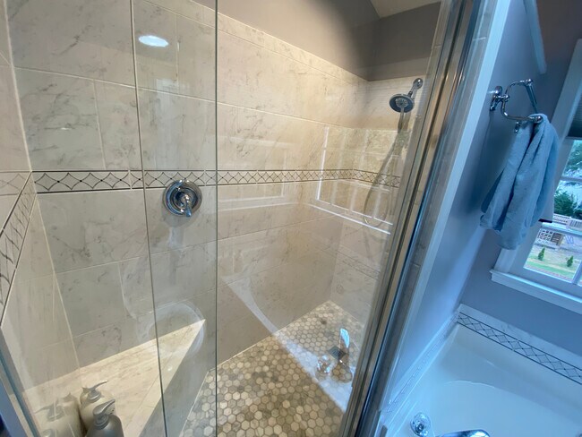 Building Photo - Room in House on Daingerfield Dr