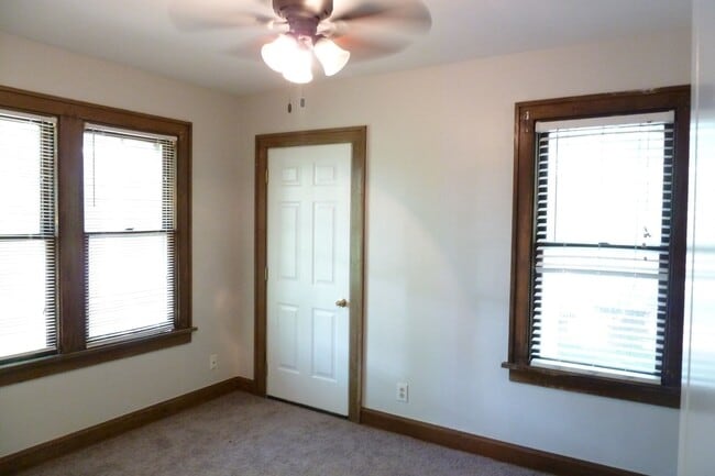 Building Photo - Bright 3BR Unit + Off-Street Parking + Balcony Near Capital University