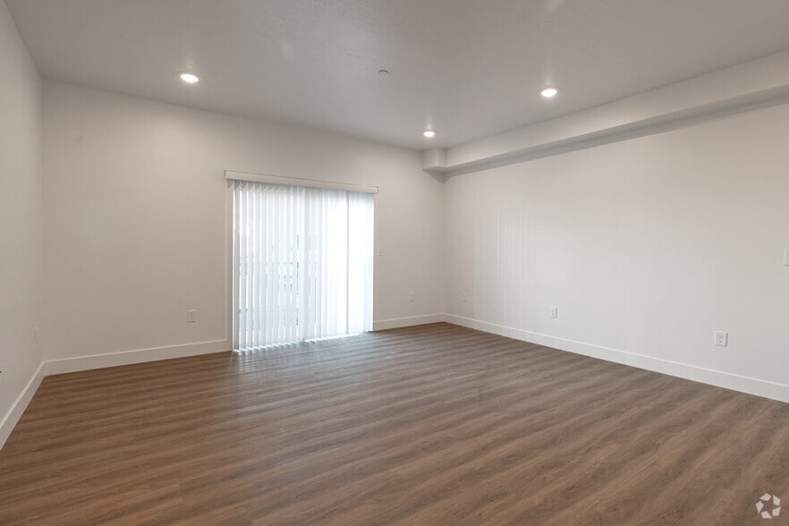 3BR, 2BA - 1.230SF - Living Room - Wall and 17th Affordable