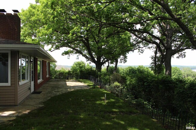 Building Photo - 4640 5th Ave