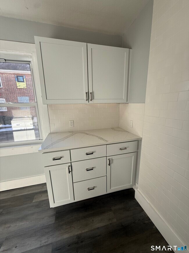 Building Photo - 36-40-40 Carver St