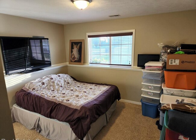 Building Photo - 5900 Clear Pointe Dr SE