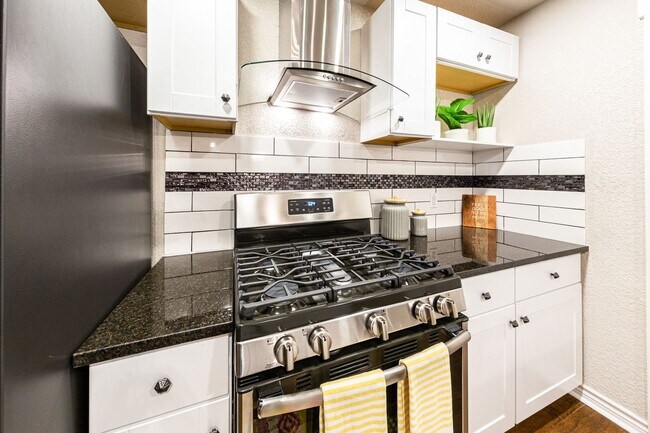 Building Photo - BEAUTIFULLY RENOVATED ONE STORY HOME IN A ...