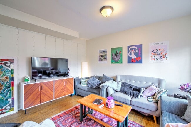 Building Photo - 8 Bedroom home in the Heart of the U-district