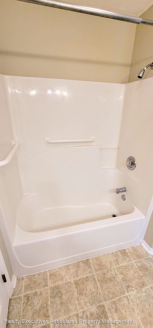 Building Photo - 3 br, 2.5 bath House - 829 Ashley Michelle...