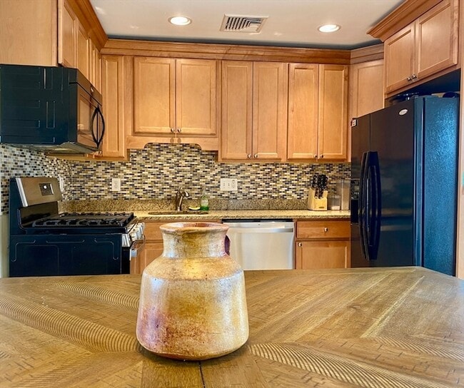 Building Photo - 30 Maple Ave