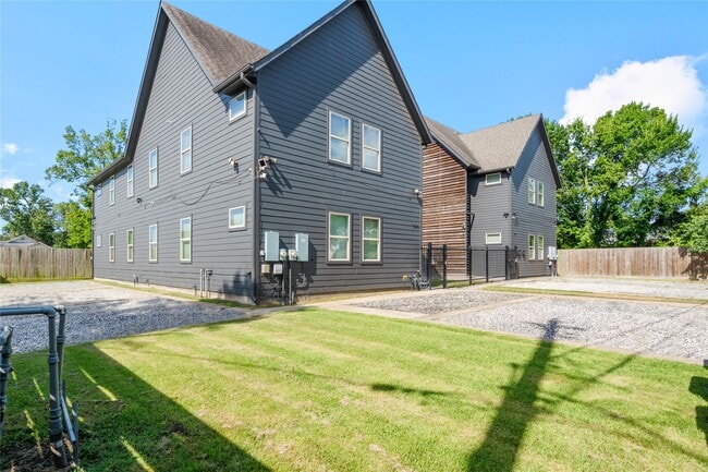 Building Photo - 3424 Tuam St