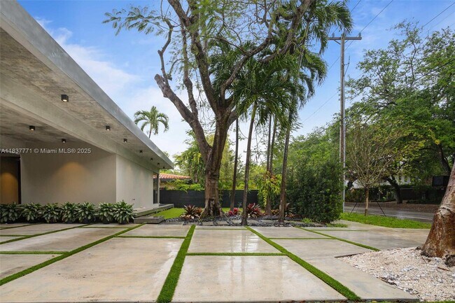 Building Photo - 2780 SW 22nd Ave
