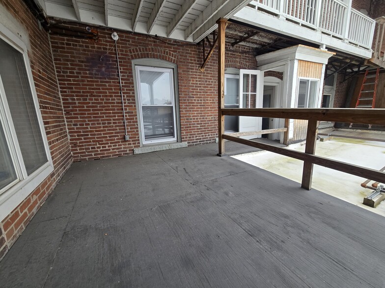 Building Photo - 584 Main St